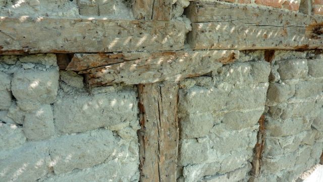 muro-de-adobe-y-entramado-de-madera